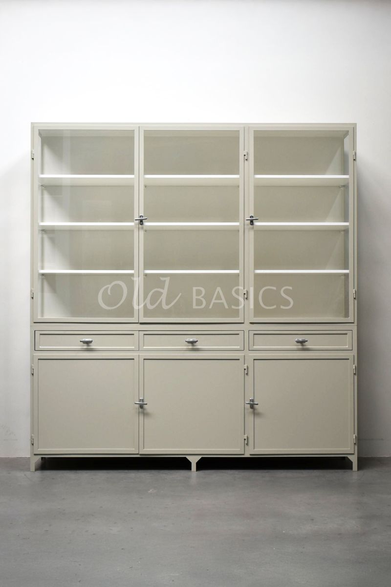 Detail van Apothekerskast Ferro, 3 deuren, RAL7032, grijs, groen, materiaal staal